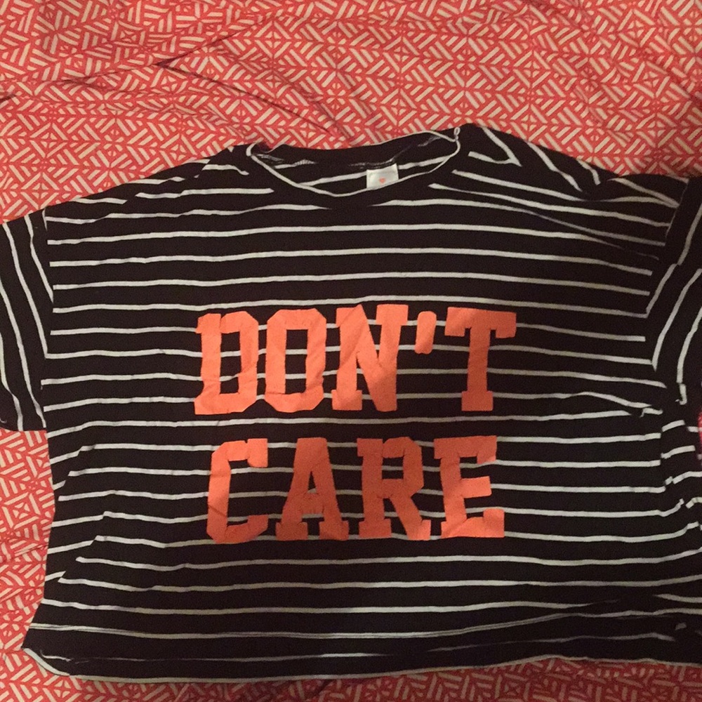 Cropped “Don’t Care” shirt.